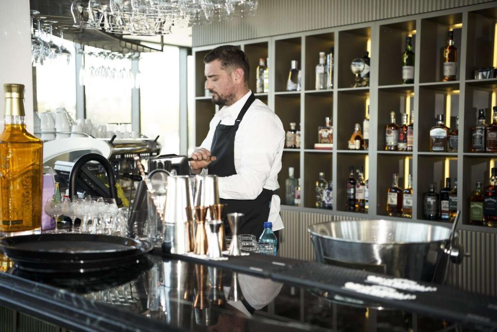 260 - bar - restaurant - national golf & country club